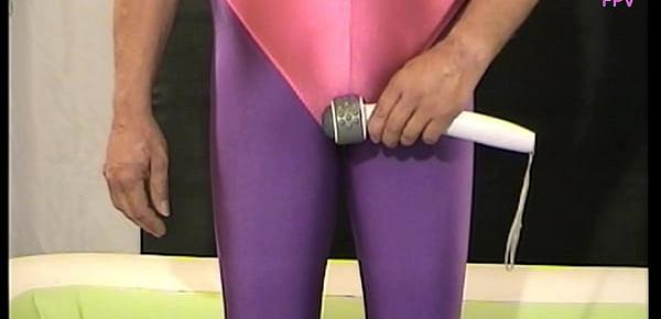  Im Catsuit (Spandex-Anzug) Wichsen, Pissen, Pee und Duschen